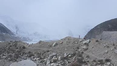 西藏冬季雪山冰湖唯美航拍视频的预览图